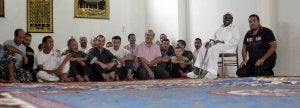 El imán de la mezquita de Valladolid, Zaki Zayed, segundo por la derecha, sentado junto a miembros del Centro Islámico de Palencia en la mezquita Es Salaam de la capital                                         palentina, situada en el paseo del Otero  ::                             VÍCTOR HERRERO