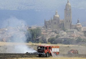 Los bomberos sofocan el fuego de ayer en Zamarramala. ::
J. SEGOVIA