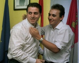 José Manuel Sánchez (izquierda), tras su toma de posesión como alcalde de Cacabelos en el año 2004. ::
ANA F. BARREDO