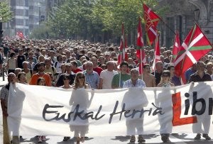 La cabeza de la manifestación, ayer, mientras atravesaba una calle del centro de San Sebastián. ::
J. E.-EFE