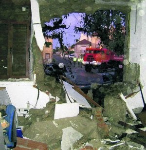 Boquete en la biblioteca local, por el impacto. ::
SERVICIO DE BOMBEROS