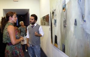 Pablo Merchante explica a la consejera Silvia Clemente los detalles de su obra ganadora. ::                             ANTONIO TANARRO