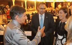 Jesús Torrellas charla animadamente con el alcalde, Alfonso Polanco, y la procuradora del PP Rosa Cuesta, momentos antes de pronunciar su pregón. ::                             FOTOS DE MERCHE DE LA FUENTE