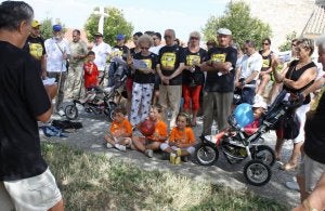 Los participantes escuchan el manifiesto contra el hambre. ::
LUIS ANTONIO CURIEL