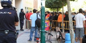 Colas para comprar entradas de José Tomás el día que se abrieron las taquillas. ::                             HENAR SASTRE