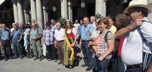 Varios pastores alemanes, con la 'reina del cordero' en el centro y ataviada con el traje típico, posan a su llegada al Ayuntamiento de Segovia. ::
ANTONIO DE TORRE
