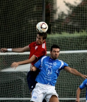 Un jugador del Real Ávila se anticipa en el salto en la pugna del balón a Domingo en una jugada del partido de ayer. ::
ANTONIO DE TORRE