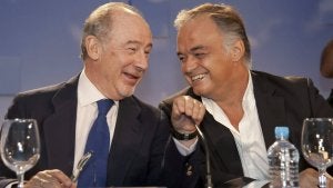 Rodrigo Rato bromea con el vicesecretario de Comunicación del PP, Esteban González-Pons, en el Foro del Empleo que se celebra en Las Palmas. ::
ÁNGEL MEDINA / EFE