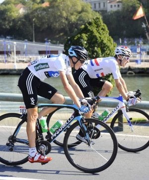 Froome y Wiggins ruedan durante una etapa de la Vuelta. ::
REUTERS