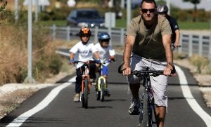 Varios ciclistas de todas las edades recorren el carril bici de Segovia a San Ildefonso, uno de los que están   disponibles en la provincia. ::                             ANTONIO DE TORRE