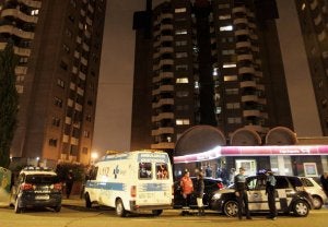 Una ambulancia del 112 espera junto a la urbanización donde sucedió el doble homicidio. ::                             G. VILLAMIL