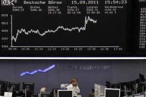 Agentes de la Bolsa de Fráncfort, durante la sesión de ayer. ::
KIRILL IORDANSKY / REUTERS