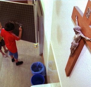 Un crucifijo preside una clase escolar. ::
AP