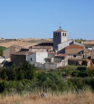 La iglesia ocupa el centro del caserío del pueblo.
