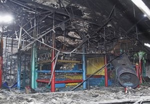 Agujerean la cubierta e incendian el parque infantil de la avenida de Salamanca