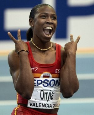 Onyia muestra su alegría tras clasificarse en su serie de los 60 vallas en el Mundial de 2008. ::                             KAI F.-EFE