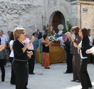 Un grupo de mujeres baila frente a la imagen de la Virgen. ::
M. R.