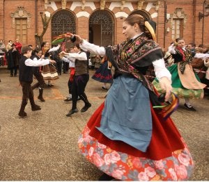 Grupo de Danzas de la Diputación, en su actuación de la pasada Fiesta de Invierno, en Becerril de Campos.       ::                             MERCHE DE LA FUENTE