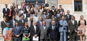 La delegación diplomática posa con las autoridades en la foto de familia. ::                             RICARDO OTAZO