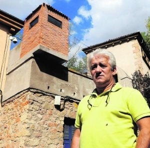 El presidente de la Asociación de Pasteleros de Segovia, Jesús Manso, en la calle General Santiago. ::
JAVIER SEGOVIA
