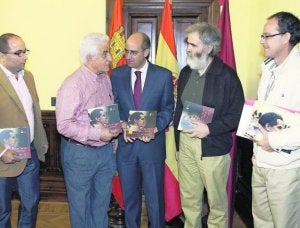 Carlos García (izquierda), El Viti, Javier Iglesias, Jesús García y Roberto Jiménez . ::
J. M. GARCÍA-EFE