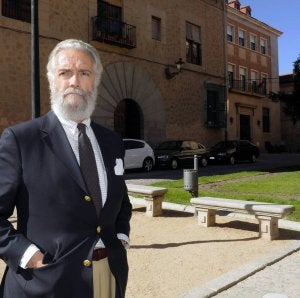 El fiscal jefe de la Audiencia Provincial de Segovia, Antonio Silva, en la plaza de Conde Alpuente. ::
JAVIER SEGOVIA