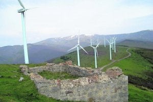 Molinos de producción de energía eólica instalados en la zona este de la Montaña Palentina. ::                             EL NORTE