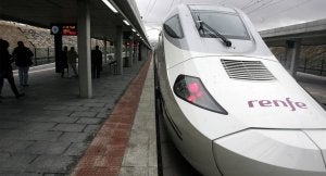 Ave parado en los andenes de la estación de Segovia. ::
ANTONIO DE TORRE