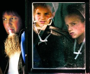 Visten como sus antepasados de hace cuatro siglos.. ::
M. WILSON/AFP
El caballo sustituye al coche. ::
EFE
Agricultura y ganadería son las fuentes económicas de la comunidad. ::
M. EVANS/AP
Los amish son bautizados de adultos. ::
AP
Duelo. Dos pequeñas se asoman a la ventana del carruaje en el cortejo fúnebre de una de las víctimas del tiroteo en un colegio del condado de Lancaster, en la comunidad amish de Nickel Mines.  ::
TIMOTHY A. CLARY/AFP