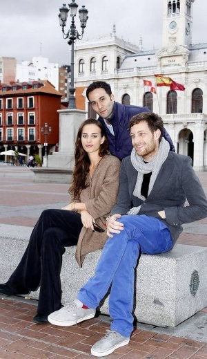 Sophie Auster y James Jagger, con Porras detrás. :: G. VILLAMIL