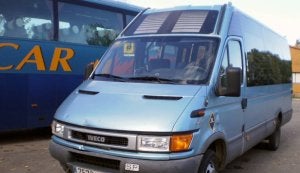 El transporte escolar en el que ocurrieron los hechos, estacionado ayer en Villalón de Campos. ::                             P. C.