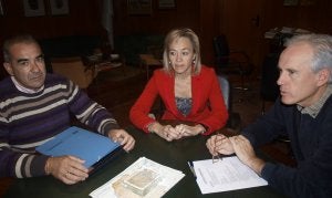 José María Fernández, a la izquierda, Inmaculada Rojo y Luis Domingo González, durante la reunión celebrada ayer. ::
EL NORTE