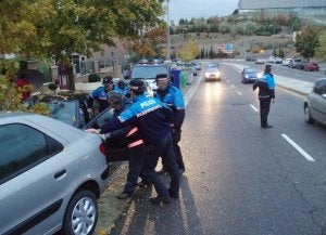 Los policías locales retiran el Seat León de la calzada. ::                             J. S.