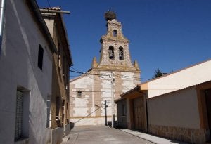 Una calle de la localidad de Mudrián. ::                             ELENA RUBIO