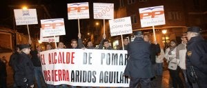 Trabajadores de Áridos Aguilar levantan sus pancartas contra el alcalde de Pomar de Valdivia, Teófilo Calderón, del PP,  ayer frente al teatro Ortega, donde se celebró el mitin de José María Aznar y Juan Vicente Herrera. ::
MERCHE DE LA FUENTE