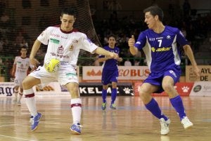 Borja, del Caja Segovia, se dispone a controlar un balón en presencia del jugador del Azkar Lugo, Kiko. ::                             ANTONIO TANARRO