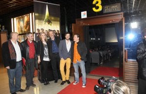 Tomás Nozal, a la izquierda, junto a los actores de su nuevo corto. ::
MERCHE DE LA FUENTE