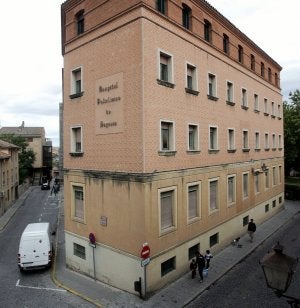 Edificio del hospital Policlínico de la calle San Agustín, que sigue vacío tres años después de su clausura. ::                             ANTONIO DE TORRE