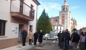 El alcalde de Carrión y el delegado de la Junta, a la puerta de una de las viviendas rehabilitadas, en el entorno de la iglesia de San Andrés. ::
EL NORTE
