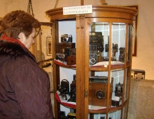 Una mujer contempla la colección de cámaras de Piedad Isla, en un rincón del museo. ::                             FOTOS DE NURIA ESTALAYO