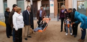 Dos niños se columpian en el parque del barrio de San Millán durante la inauguración del recinto. ::
EL NORTE
Una mujer recibe una de las placas. ::
A. TANARRO