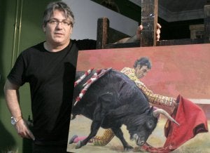 Antonio Guzmán Capel, en su estudio de la Calle Mayor, con el retrato de José Tomás en el que trabaja ahora. ::                             VÍCTOR HERRERO