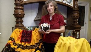 Esther Maganto, con trajes tradicionales de Segovia. ::
ANTONIO TANARRO
