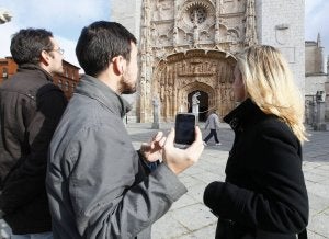 Alfonso e Inés consultan la guía digital frente a la fachada de San Pablo / G. Villamil