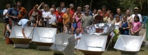 Vecinos de Piñel de Abajo participan en un taller para demostrar que se pueden cocinar los alimentos con energía solar. ::
A. O.
