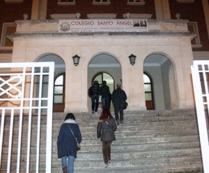 Varias personas entran ayer al colegio del Santo Ángel, a la hora de la reunión. ::
MERCHE DE LA FUENTE