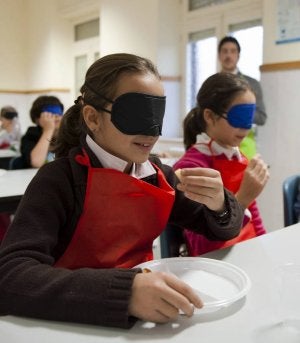 Dos futuras catadoras en el colegio Marista de León. ::
EL NORTE