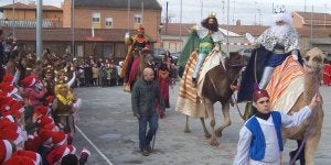 Melchor, Gaspar y Baltasar saludan a los niños del colegio Lola Herrera. ::                             J. FERNÁNDEZ