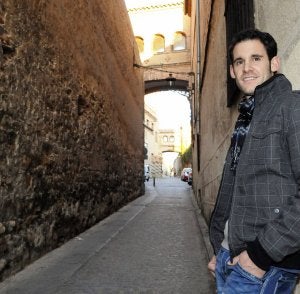 El ciclista Alfonso Martín Otones, junto a la cuesta de la calle del Obispo Gandásegui. ::
JAVIER SEGOVIA