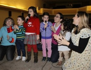 Un grupo de madres y niños cantan en el karaoke de Baltanás. ::                             LUIS ANTONIO CURIEL